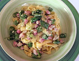 Tagliatelle con asparagi e pancetta